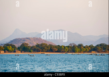 Malawi, Lake Malawi National Park.  Fischer in ihren Einbäumen Angeln. Stockfoto