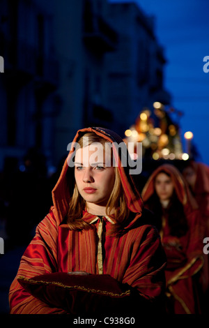 Sizilien, Italien, Westeuropa; Ein Mädchen in Tracht während Processione dei Misteri von Trapani Stockfoto