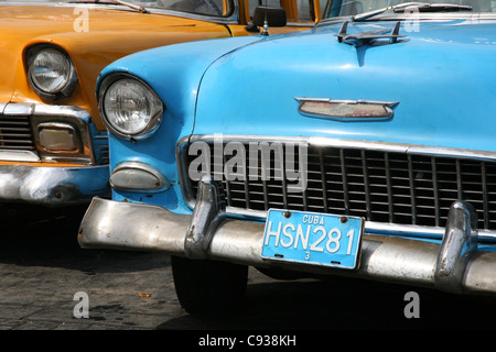 Oldtimer Chevrolet parkte neben der nationalen Capitol am Paseo del Prado in Havanna, Kuba. Stockfoto