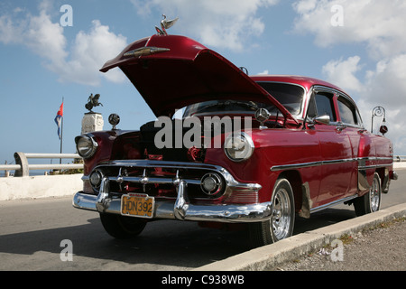 Oldtimer-1953 Chevrolet 210 Kühlung neben dem Denkmal für kubanischen Nationalhelden Antonio Maceo am Malecon in Havanna, Kuba. Stockfoto