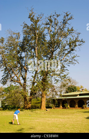 Malawi, Thyolo, Satemwa Teeplantage.  Jungen spielen Krocket im Garten von Huntingdon House. (MR) Stockfoto