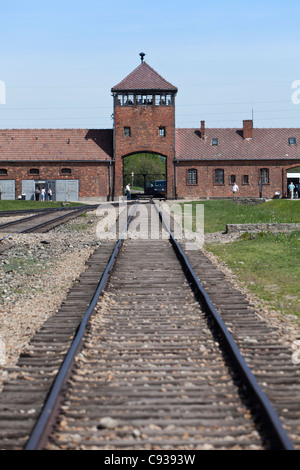 Polen, Birkenau, Auschwitz II - Birkenau. Das Eingangstor in Birkenau Stockfoto