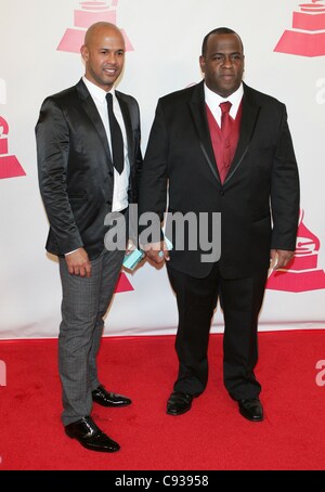 Adonis Gonzales, Rey Rodriguez in die Teilnehmerliste für 2011 Latin Recording Academy Person des Jahres Auszeichnung Shakira, Mandalay Bay South Pacific Ballroom, Las Vegas, NV 9. November 2011. Foto von: James Atoa/Everett Collection Stockfoto