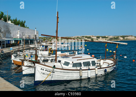 Boote im Hafen von Es Castell, Menorca, Balearen, Spanien Stockfoto