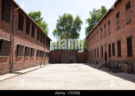 Polen, Oswiecim, Auschwitz ich KZ. Der Tod-Wand befindet sich zwischen den Blöcken 10 und 11. Stockfoto