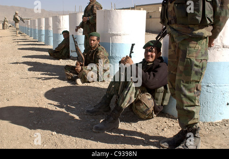 Mitglieder der afghanischen Nationalarmee machen Sie eine Pause während einer Patrouille in Gardez, Provinz Paktia, Afghanistan, Oktober 2004. Stockfoto