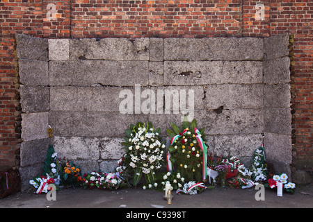 Polen, Oswiecim, Auschwitz ich KZ. Der Tod-Wand befindet sich zwischen den Blöcken 10 und 11. Stockfoto