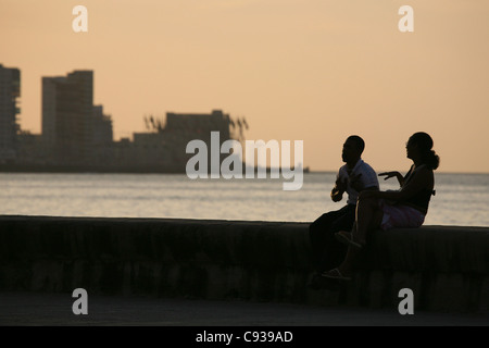 Liebespaar am Malecon in Havanna, Kuba. Stockfoto