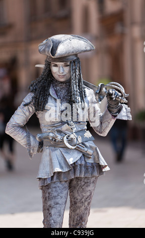 Polen, Krakau. Eine Straße Entertainer auf Marktplatz, komplett in Silber-Lack lackiert. Stockfoto