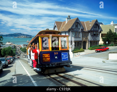 Seilbahn erklimmen Hyde Street mit Insel Alcatraz in der San Francisco Bay unten Stockfoto