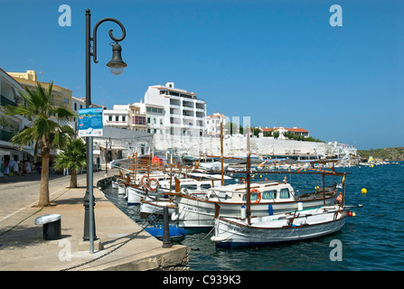 Boote im Hafen von Es Castell, Menorca, Balearen, Spanien Stockfoto