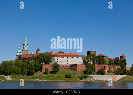 Polen, Krakau. Königsschloss und Krakau Kathedrale auf dem Wawel-Hügel, von der Weichsel gesehen. Stockfoto