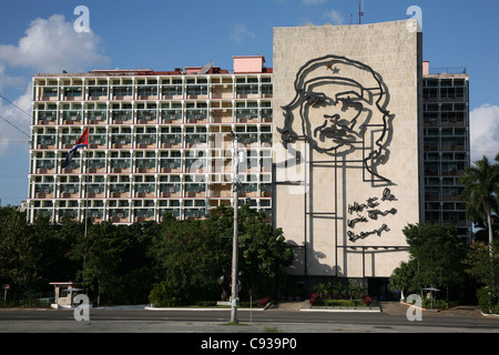 Kubanische Ministerium des Innern mit dem berühmten Porträt von Ernesto Che Guevara auf dem Platz der Revolution in Havanna, Kuba. Stockfoto