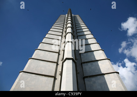 Jose Marti Denkmal auf dem Platz der Revolution in Havanna, Kuba. Fliegende Türkei Geier (Cathartes Aura) sind am Himmel gesehen. Stockfoto