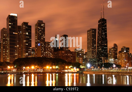 Die Skyline von Chicago am Navy Pier an einem regnerischen Tag gesehen. USA Stockfoto