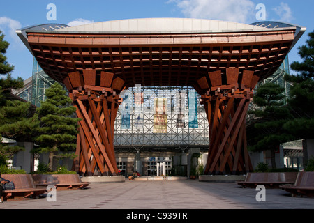 Ein Bogen in Form einer traditionellen Trommel am Eingang zum Bahnhof Kanazawa. Japan Stockfoto