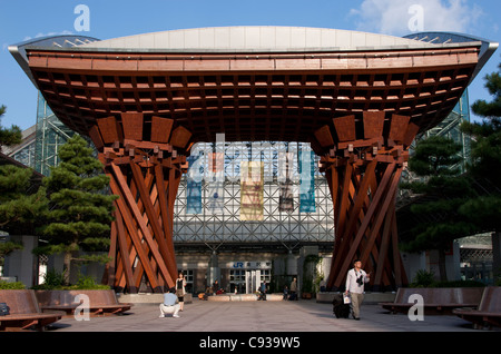 Ein Bogen in Form einer traditionellen Trommel am Eingang zum Bahnhof Kanazawa. Japan Stockfoto