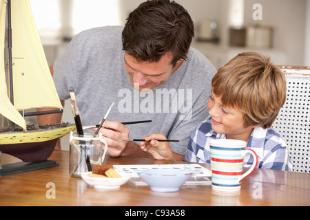 Modellbau-Vater mit Sohn Stockfoto