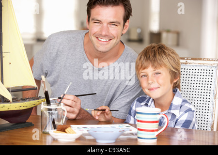Modellbau-Vater mit Sohn Stockfoto