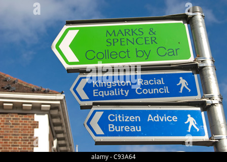 drei nach links zeigenden Hinweisschildern in Kingston nach Themse, Surrey, england Stockfoto