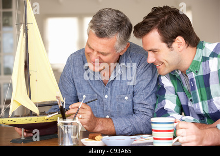 Erwachsenen Vater und Sohn-Modellbau Stockfoto