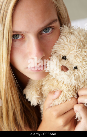 Unglückliche Teenager-Mädchen mit Kuscheltier Stockfoto