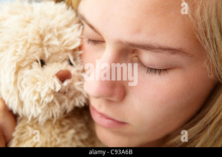 Teenager-Mädchen mit Kuscheltier hautnah Stockfoto