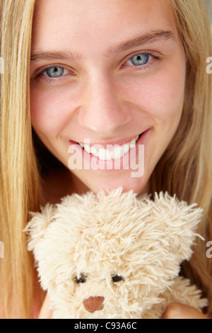 Teenager-Mädchen mit Kuscheltier hautnah Stockfoto