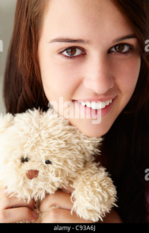 Teenager-Mädchen mit Kuscheltier hautnah Stockfoto