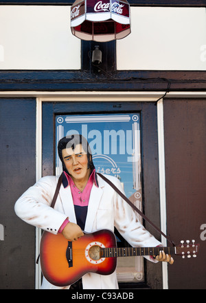 Elvis Presley Mannequin vor einem Restaurant in Williams, Arizona, USA Stockfoto