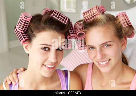 Mädchen im Teenageralter mit Haar in Lockenwicklern Stockfoto