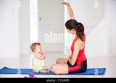 Mutter und Baby Yoga machen Stockfoto