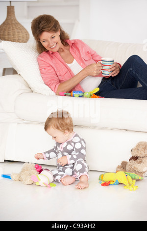 Großmutter mit Baby Enkelkind Stockfoto