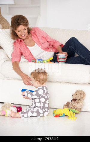 Großmutter mit Baby Enkelkind Stockfoto