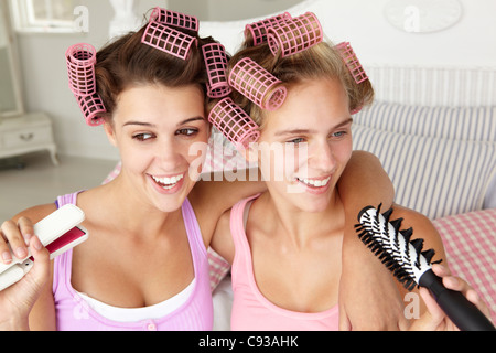 Mädchen im Teenageralter mit Haar in Lockenwicklern Stockfoto