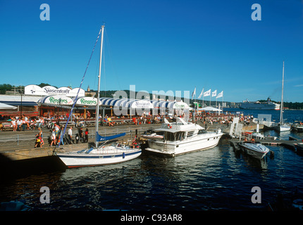 Boote angedockt neben Hafen Restaurants am Aker Pier in Oslo, Norwegen Stockfoto