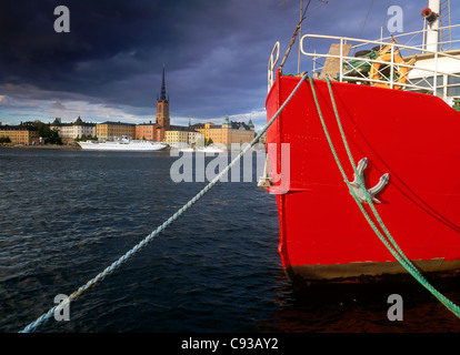 Schiff vor Anker am Sodermalerstrand gegenüber Insel Riddarholmen und Kirche in Stockholm in der Nähe von sunset Stockfoto