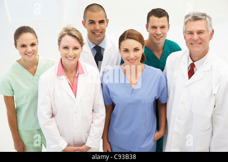 Gemischte Gruppe von Medizinern Stockfoto