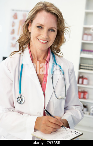 Mitte Alter Ärztin schreiben Rezept Stockfoto