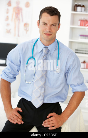 Jungen männlichen Arzt im Raum consulting Stockfoto