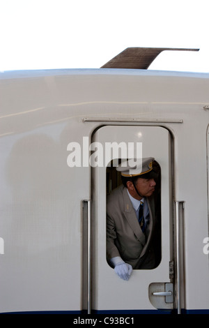 Ein Zugwächter blickt aus dem Fenster eines shinkansen (Schnellzug) der Klasse JR 700 am Bahnhof Shin-Yokohama, Japan Stockfoto