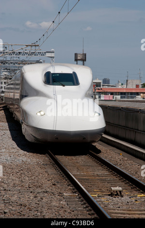 Ein shinkansen (Schnellzug) der Klasse JR N700 in der Nähe der Shin-Yokohama Station, Yokohama, Japan. Stockfoto