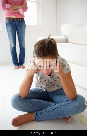 Junges Mädchen in Schwierigkeiten mit Mutter Stockfoto