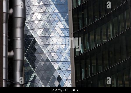 Eine Zusammenfassung des St Mary's AX Tower aus dem Jahr 30, auch bekannt als Gherkin, und des Lloyd's-Gebäudes. London, Großbritannien Stockfoto