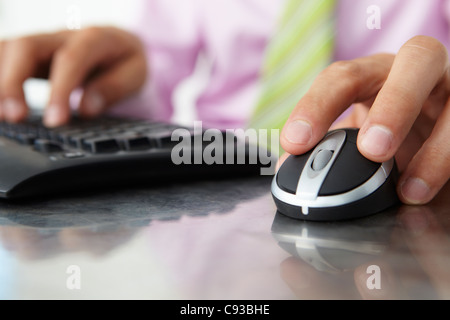 Schließen Sie sich der Mensch mit Tastatur und Maus Stockfoto