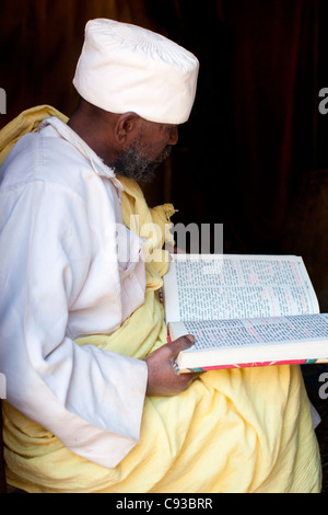 Chrisian orthodoxer Priester im Tagebergbau Kloster Debre Damo nahe der eritreischen Grenze in Tigray, Nord-Äthiopien. Stockfoto