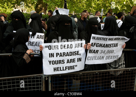 Mitglieder des jetzt verboten extremistischer, "Muslime gegen Kreuzzüge" demonstrieren in der amerikanischen Botschaft, London Stockfoto