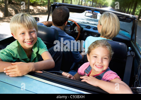 Familie in Sportwagen Stockfoto