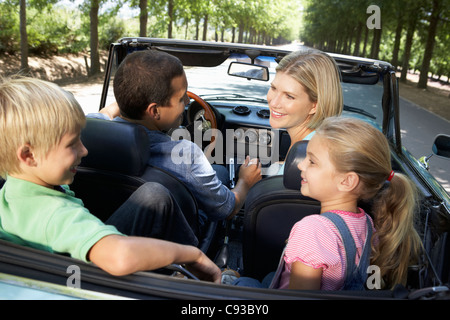 Familie in Sportwagen Stockfoto