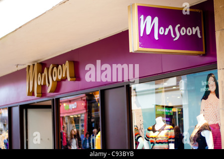 Monsun Hautpstraße-Retail-Shop Verkauf von Markenkleidung, die sich mit den aktuellen Modetrends sind. Stockfoto